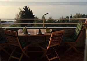 Top modern apartment with direct sea view