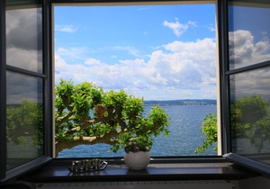 Traumhafte Sicht auf den See, die Berge und die Promenade