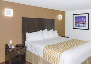 Travelodge by Wyndham Manhasset