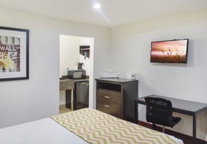 Travelodge by Wyndham Manhasset