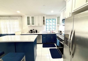 Tre'Tel Home Away #1 Centrally located, 5-minute Walk To The Beach 1800 sq. ft.