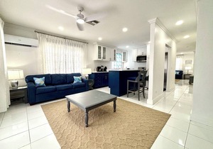 Tre'Tel Home Away #1 Centrally located, 5-minute Walk To The Beach 1800 sq. ft.