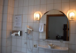 Triple Room Shower / WC - Hotel-Restaurant Zum Stern