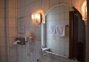 Triple Room Shower / WC - Hotel-Restaurant Zum Stern