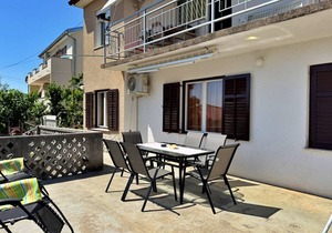 Two bedroom apartment with terrace and sea view Šilo, Krk (A-18724-a)