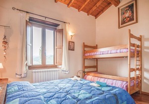Vacation apartment 2 km above Pratovecchio: simple, functional furnishings; garden patio with barbec