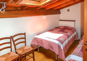 Vacation apartment 2 km above Pratovecchio: simple, functional furnishings; garden patio with barbec