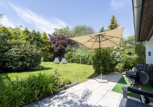 Vacation bungalow with terrace at Zwergenweg 2b in Grömitz-Lensterstrand