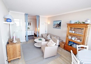 Very nice, bright and tastefully furnished apartment with vinyl flooring