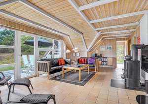 Very nice cottage with thatched roof.