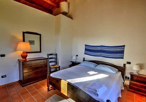 Villa Calesse A, fully refundable with voucher*: A characteristic and welcoming independent house surrounded by meadows and by green hills, with Free WI-FI.
