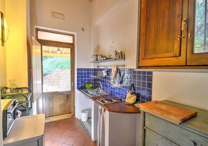 Villa Calesse C: A characteristic and welcoming independent house surrounded by meadows and by green hills, with Free WI-FI.
