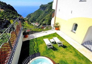Villa Clarice C, fully refundable with voucher*: A bright and sunny studio apartment in a quiet position, located on a hillside above the sea, with Free WI-FI.