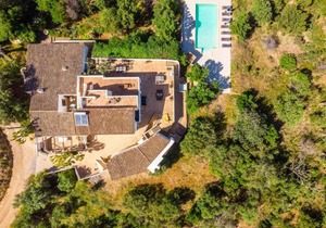 Villa Eiras Altas Grande by Portucasa