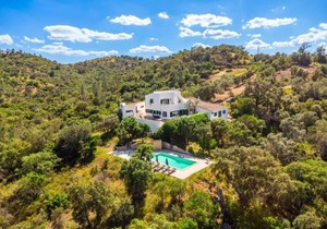 Villa Eiras Altas Grande by Portucasa