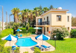 Villa Fostira: Large Private Pool, Walk to Beach, A/C, WiFi, Eco-Friendly