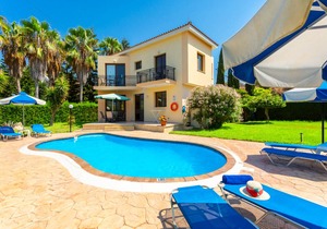Villa Fostira: Large Private Pool, Walk to Beach, A/C, WiFi, Eco-Friendly
