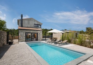 Villa Iron Lady