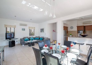 Villa Perivoli, Beautiful 4BDR Protaras Villa with Pool, Close to the Beach