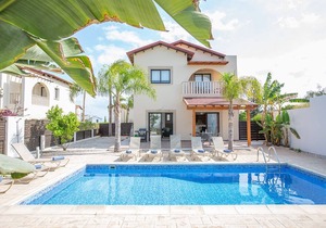 Villa Perivoli, Beautiful 4BDR Protaras Villa with Pool, Close to the Beach