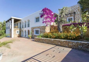 Villa Savines is a luxury villa close to Ibiza Town and Playa Den Bossa