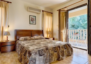 Villa Tsikkos Dio: Beachfront, Pool, A/C, WiFi