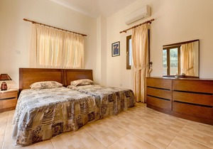 Villa Tsikkos Dio: Beachfront, Pool, A/C, WiFi