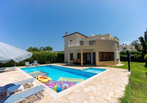 Villa Tsikkos Tria in Argaka