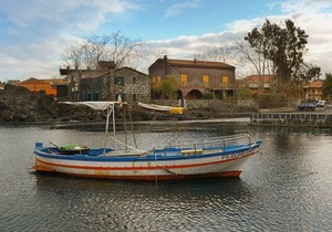 Villa with garden in Sicily near the sea.