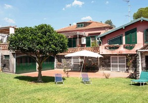 Villa with garden in Sicily near the sea.
