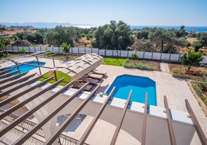 Villa with private pool and large balcony with sea view, ideal for families.