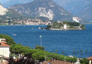 Vista Lago in centre of Stresa, large terrace, sweeping view of lake, WiFi, A/C
