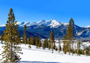 Walk to the Slopes from this Condo with Shared Indoor Pool & Hot Tub Access