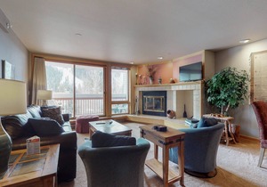 Walk to the Slopes from this Condo with Shared Indoor Pool & Hot Tub Access