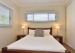Wangi Lakehouse - renovated Lake Macquarie lakefront Location
