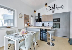 Welcome to this vacation home that leaves nothing to be desired for a vacation with friends or famil