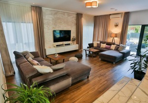 Welcome to this vacation home that leaves nothing to be desired for a vacation with friends or famil