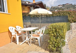 White Apartment In Marciaga Di Costermano