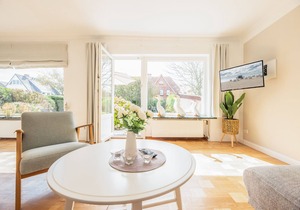 White walls and light-colored natural materials - a combination that makes the entire apartment look