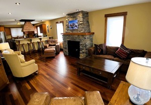 XMAS 2025 Available! Bedrooms Galore! Hottub Short Flat Walk to Lift