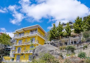 Young Monk Hostel & Cafe Dharamkot