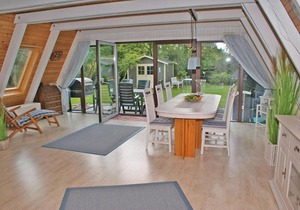 Zeltdachhaus mit grosser Terrasse
