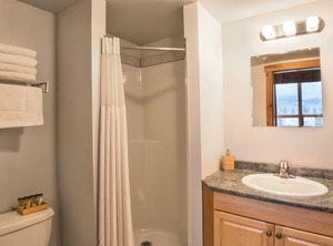 Basecamp Lodge Golden | Golden