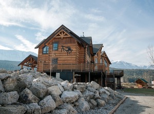 Basecamp Lodge Golden | Golden