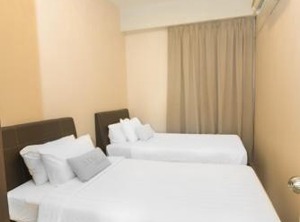 Riverfront Hotel | Taman Istana