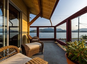 Ocean Log Lodge Restaurant Beach Breakfast | Alert Bay