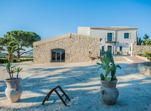 Raffo Farmhouse | Naro