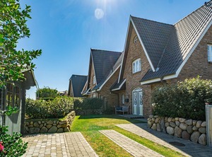 Das Haus Sarah Befindet Unmittelbarer Strandlage Herzen Von Westerland Der Strandübergang Zum Westerländer Zentralstrand Ist Ca Meter Befinden Sich Moderne Ferienwohnungen Für Bis Personen Parkplätze Sind Auf Dem Grundstück Oder Vor | Westerland