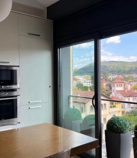 Olot Apartment | Ático de diseño con terraza en el centro de Olot