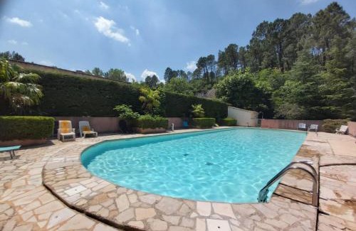 Rustrel Apartment | Éblouissant appartement au calme d'une résidence avec piscine idéalement situé au pied du Colorado provençal dans le prestigieux Luberon